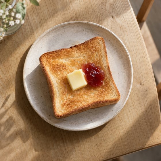 トーストセット。バターとジャムを添えた厚切りトースト